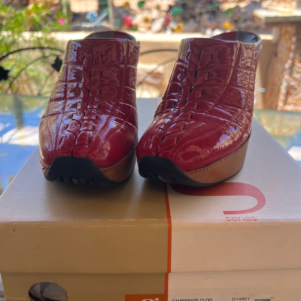 G Series Camebridge Clog red patent size 6B